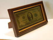 Новогодняя  счастливая Золотая банкнота 100 или 2 $ в рамке на стол